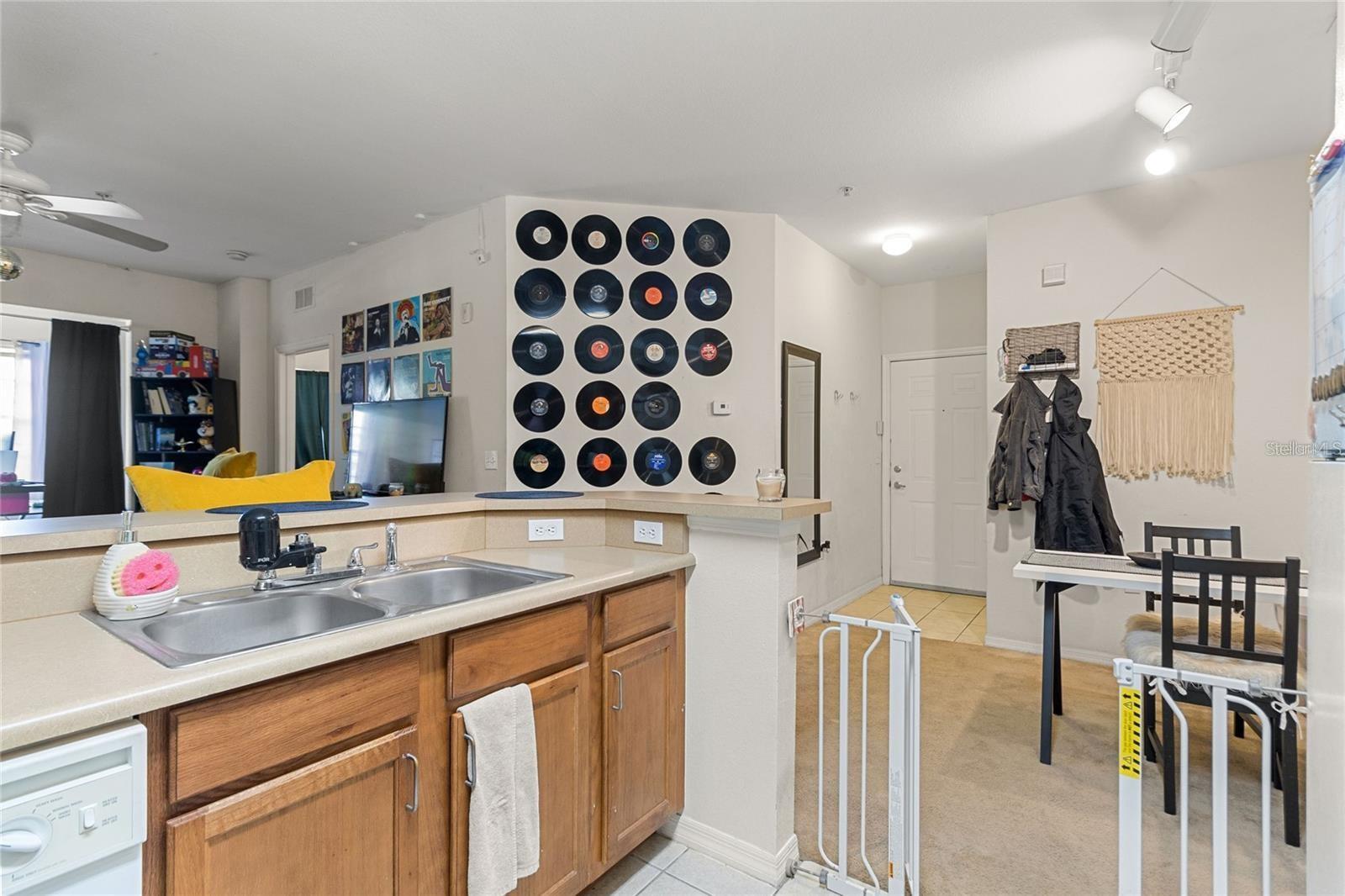 Image 5 of 17 For 8112 Claire Ann Drive 207