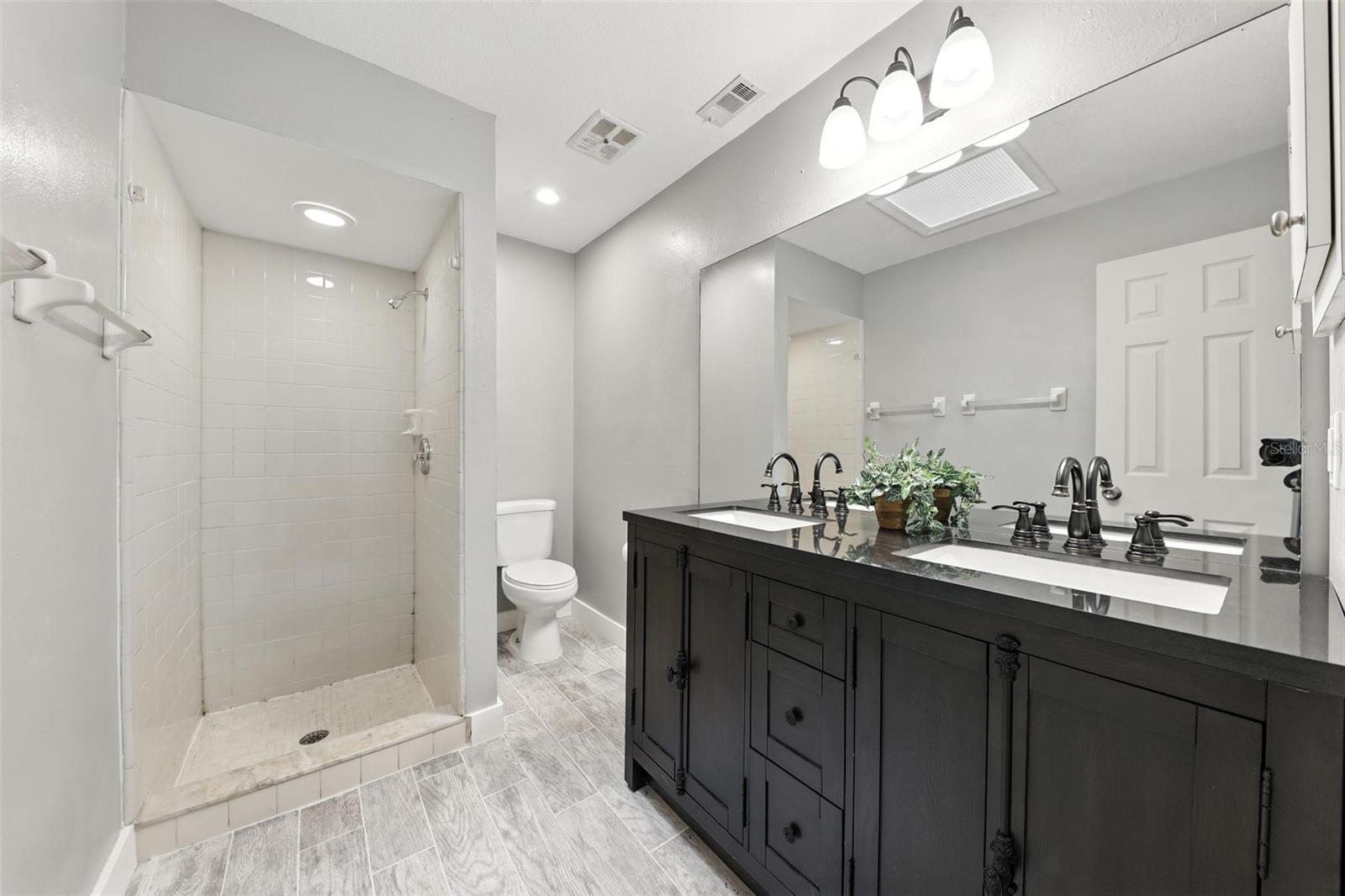 Image 17 of 26 For 4554 Heritage Oak Drive