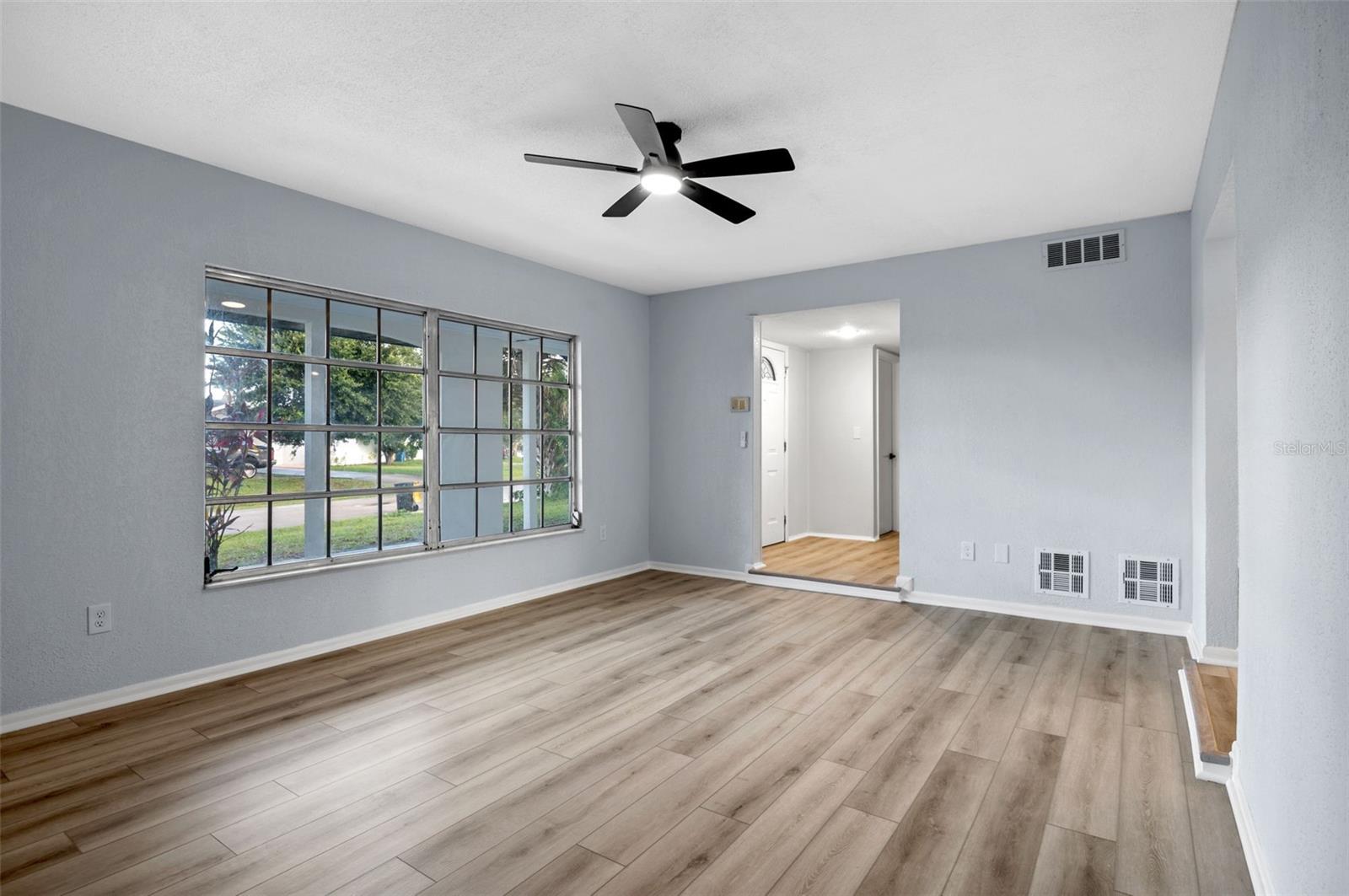 Image 4 of 27 For 598 Aviation Avenue Ne