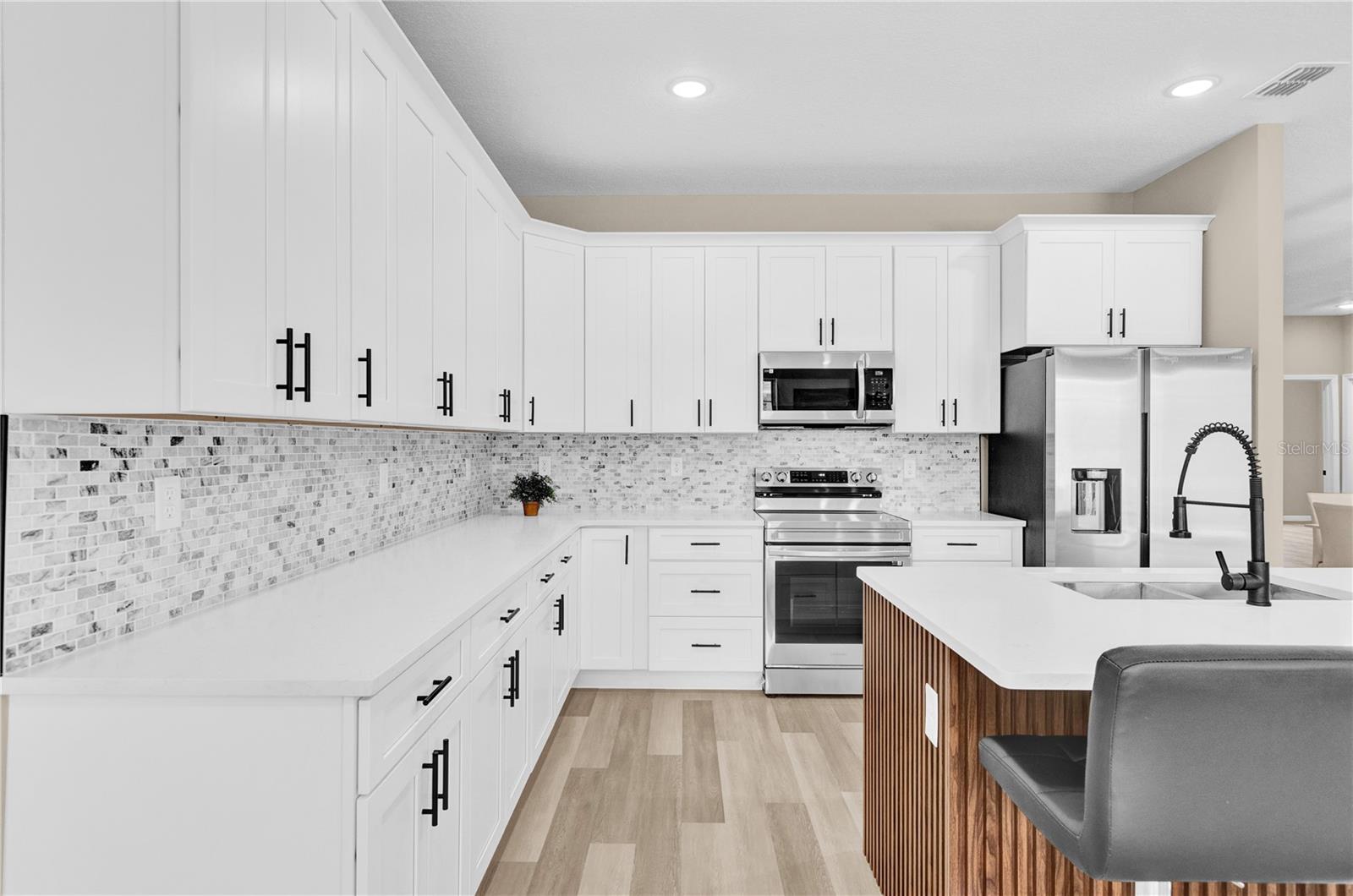 Image 3 of 48 For 4955 Castle Street E