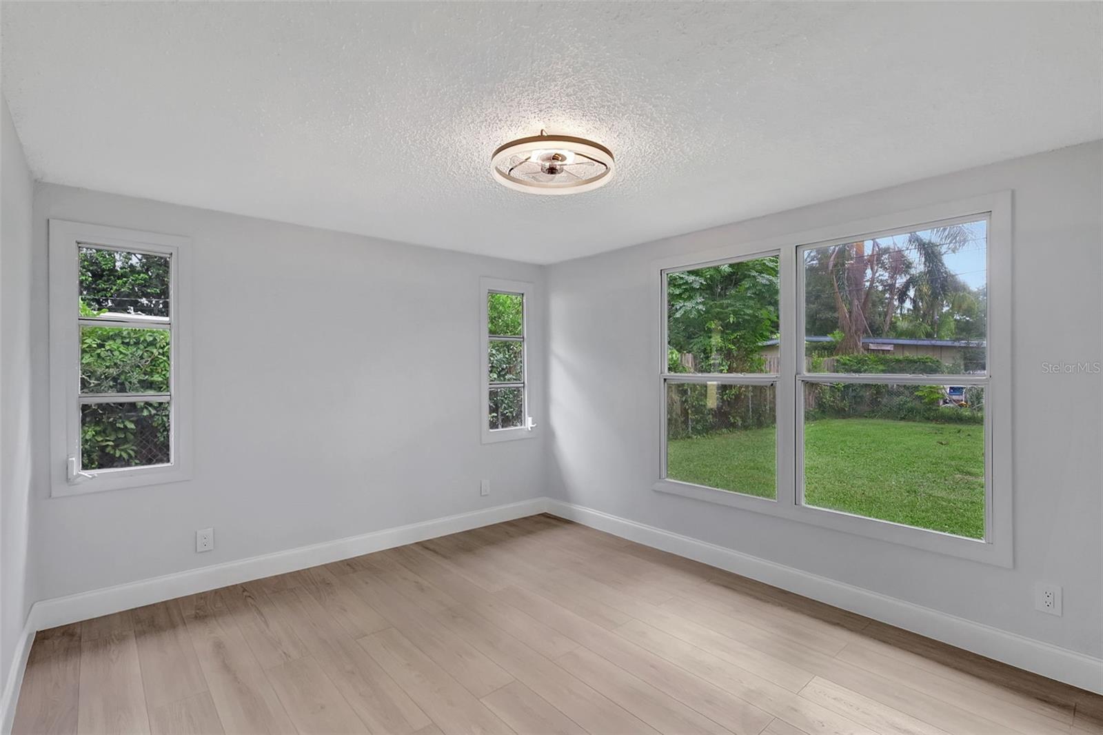 Image 11 of 32 For 559 Vine Avenue