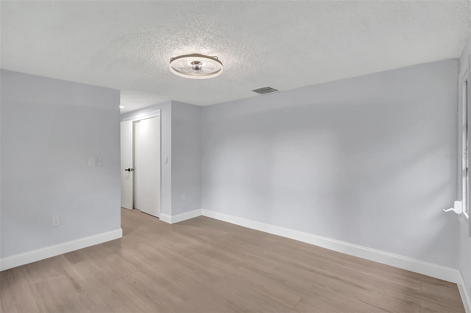 Image 12 of 32 For 559 Vine Avenue