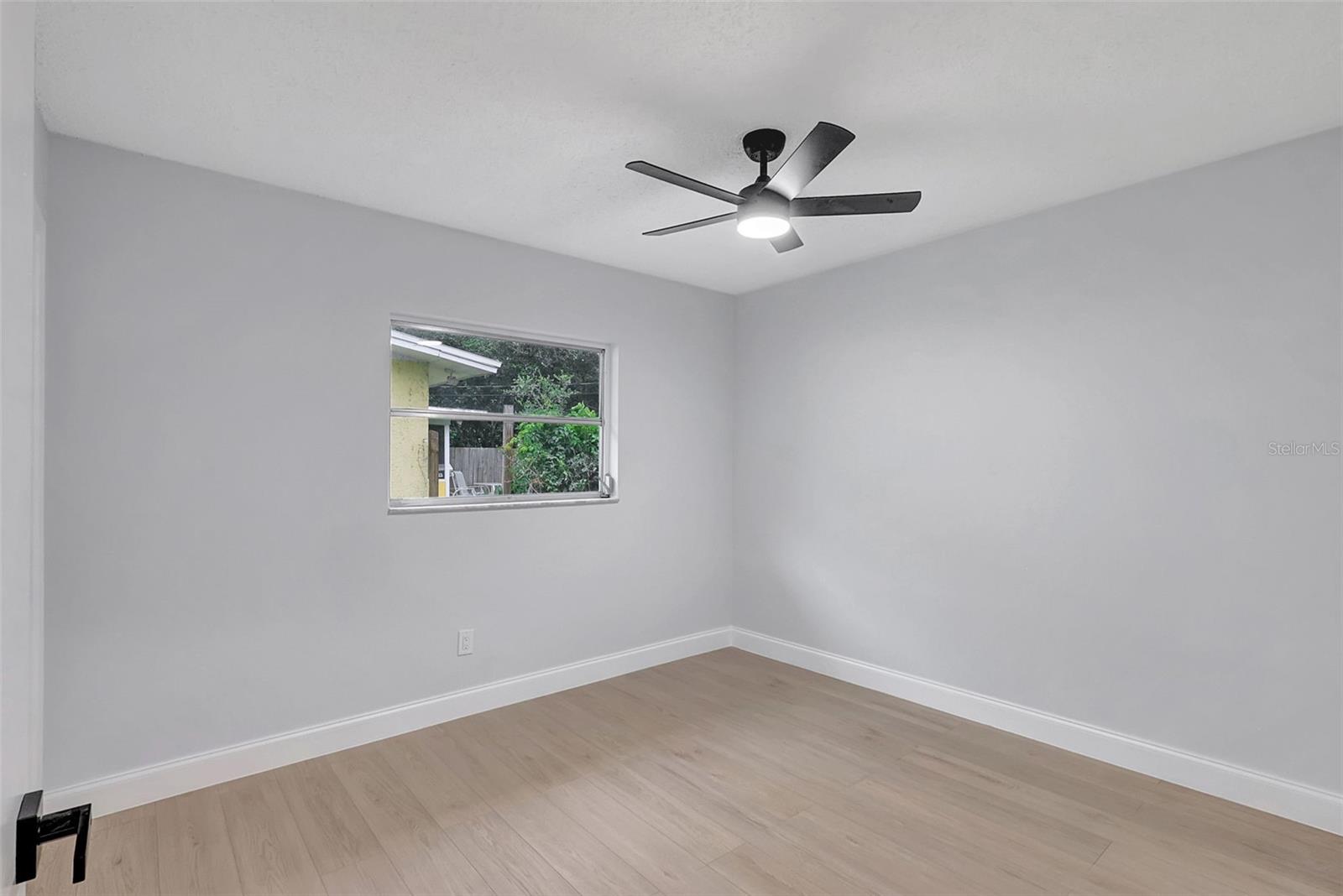Image 16 of 32 For 559 Vine Avenue