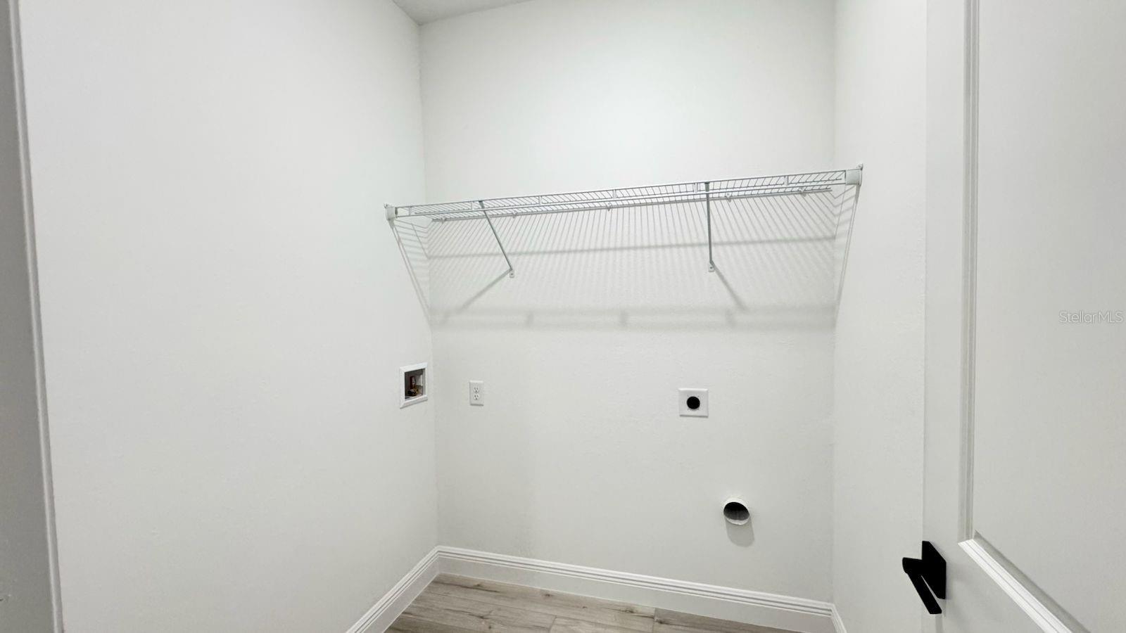 Listing photo id 9 for 2456 Magenta Drive