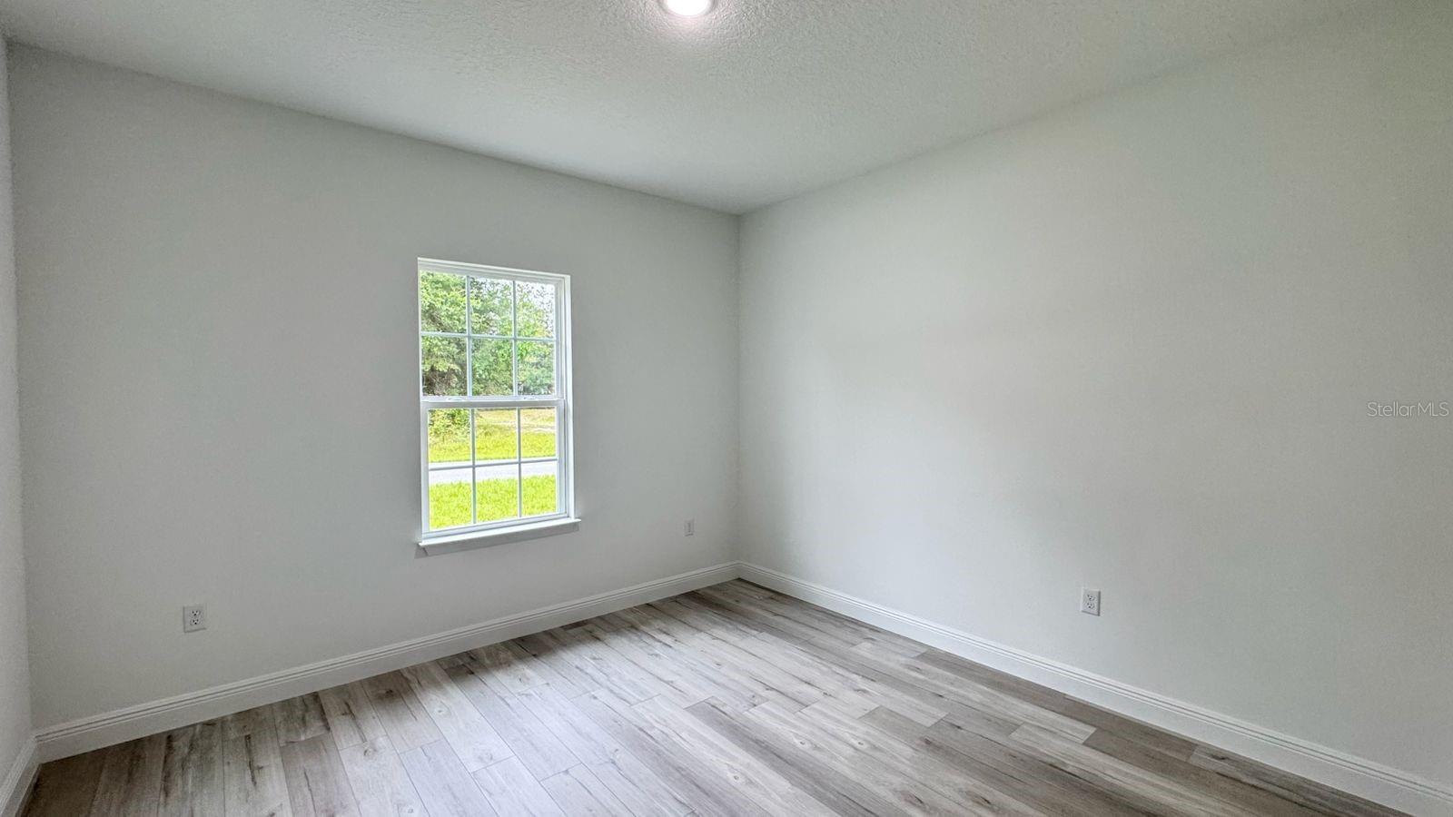 Listing photo id 13 for 2456 Magenta Drive