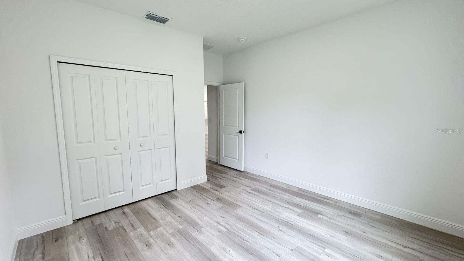 Listing photo id 17 for 2456 Magenta Drive