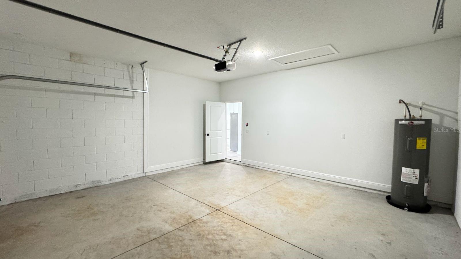 Listing photo id 19 for 2456 Magenta Drive