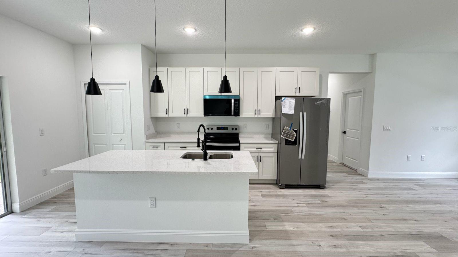 Listing photo id 2 for 2456 Magenta Drive