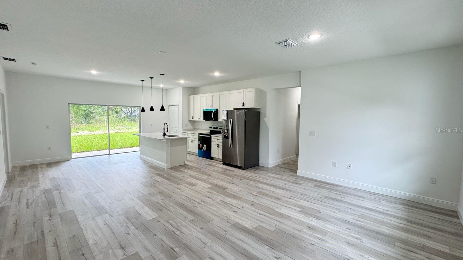 Listing photo id 3 for 2456 Magenta Drive