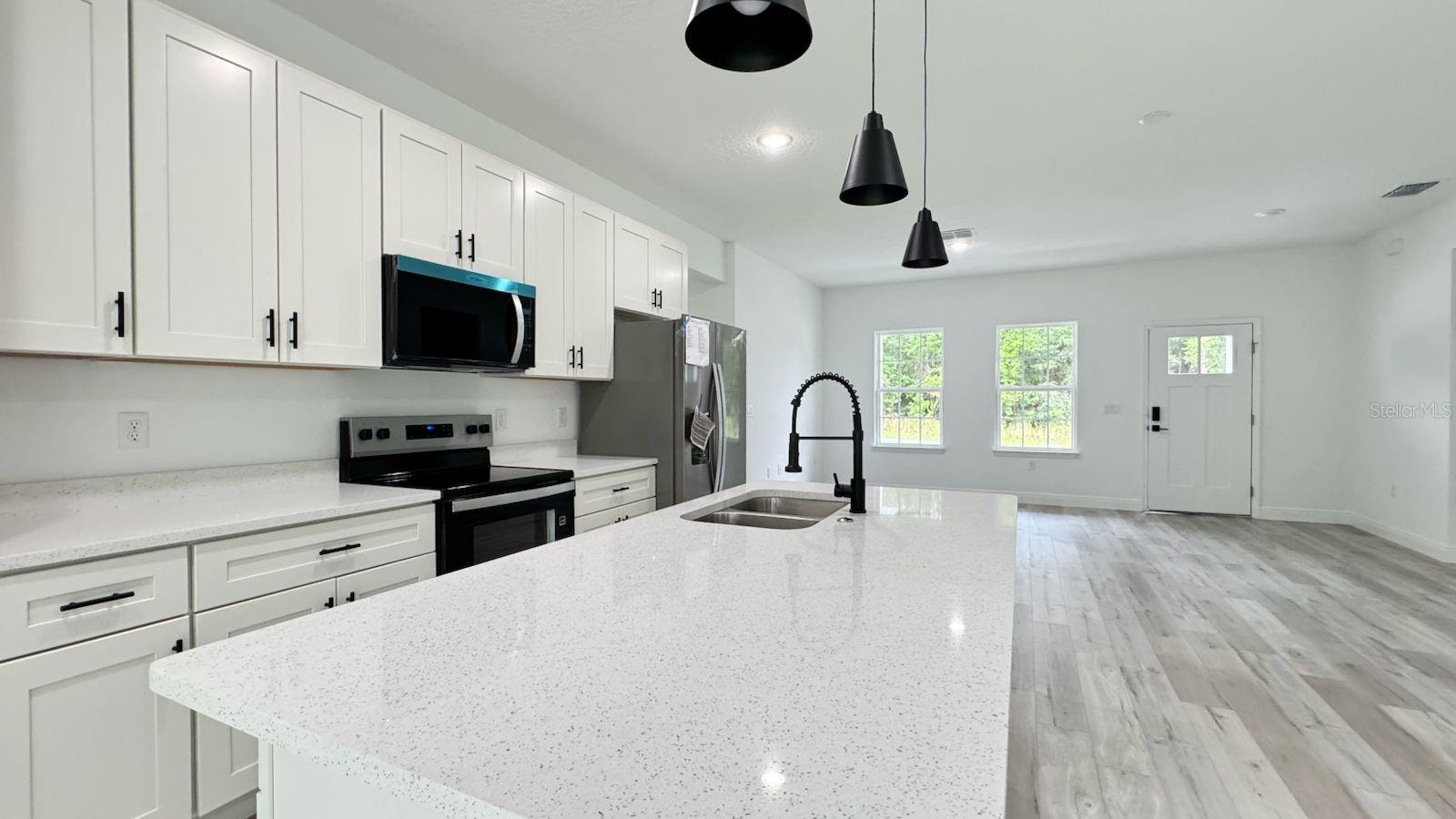Listing photo id 4 for 2456 Magenta Drive
