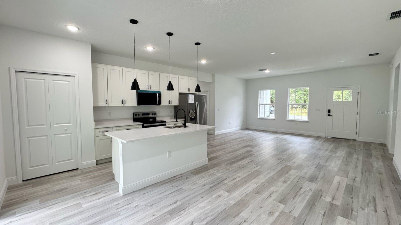 Listing photo id 5 for 2456 Magenta Drive
