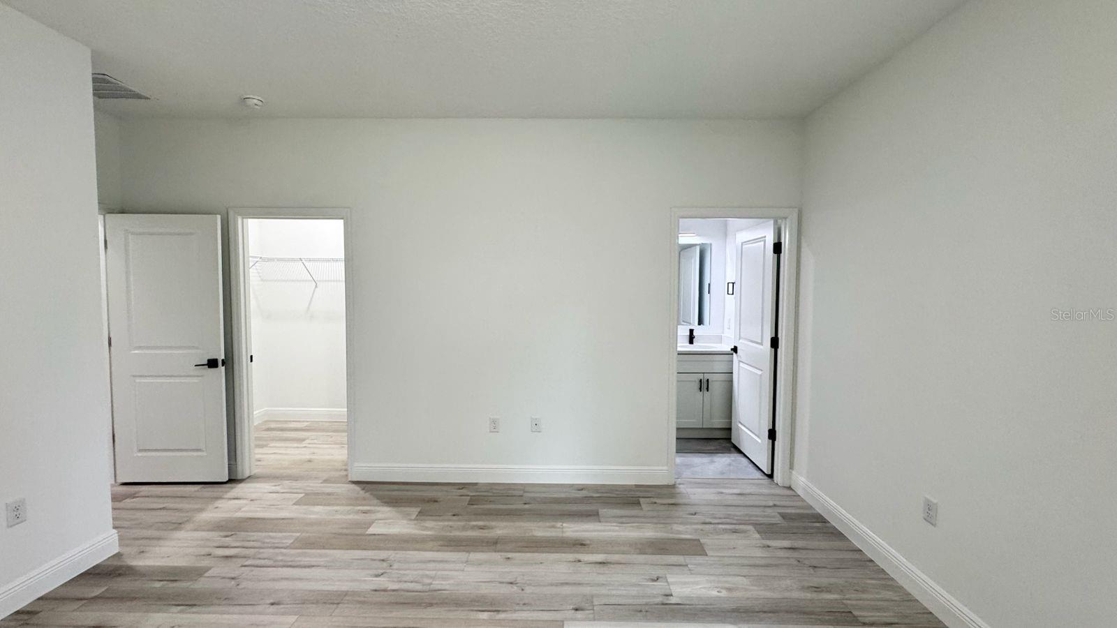 Listing photo id 6 for 2456 Magenta Drive