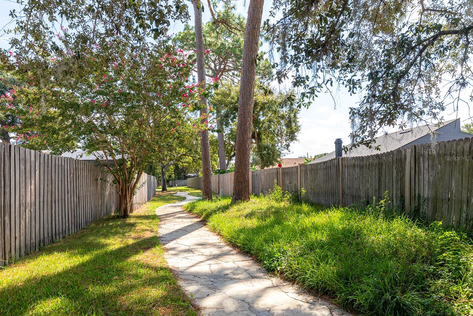 Image 27 of 40 For 215 Canterclub Trail