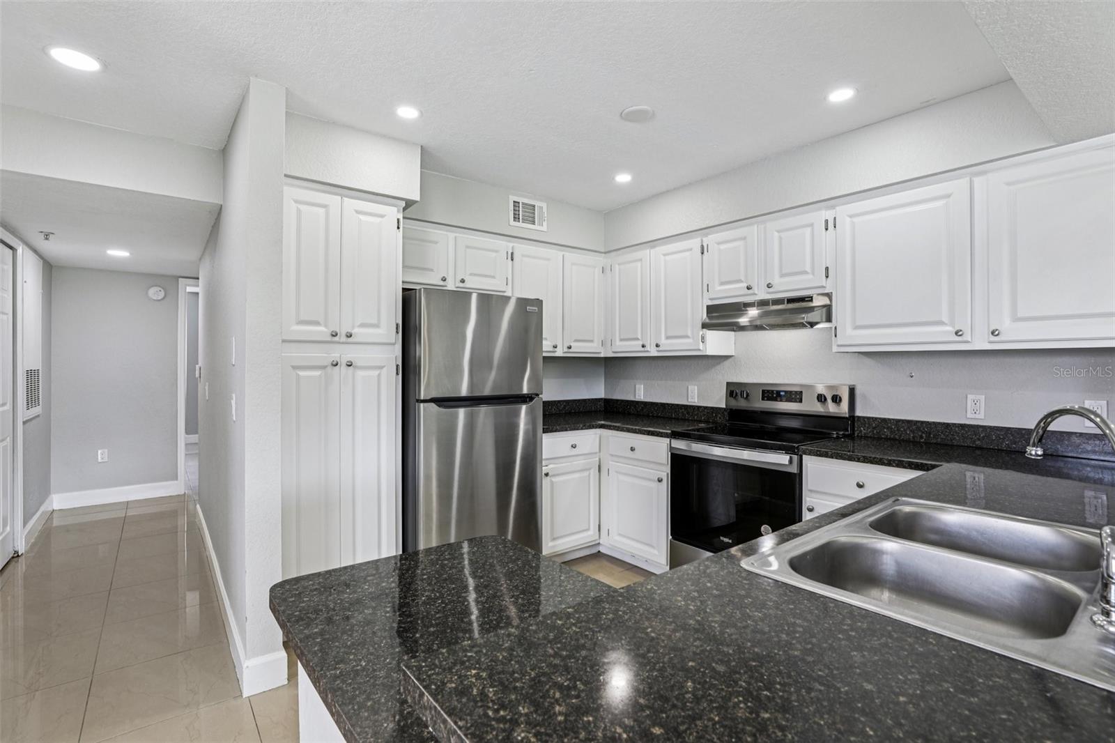 Image 8 of 31 For 14025 Fairway Island Drive 318