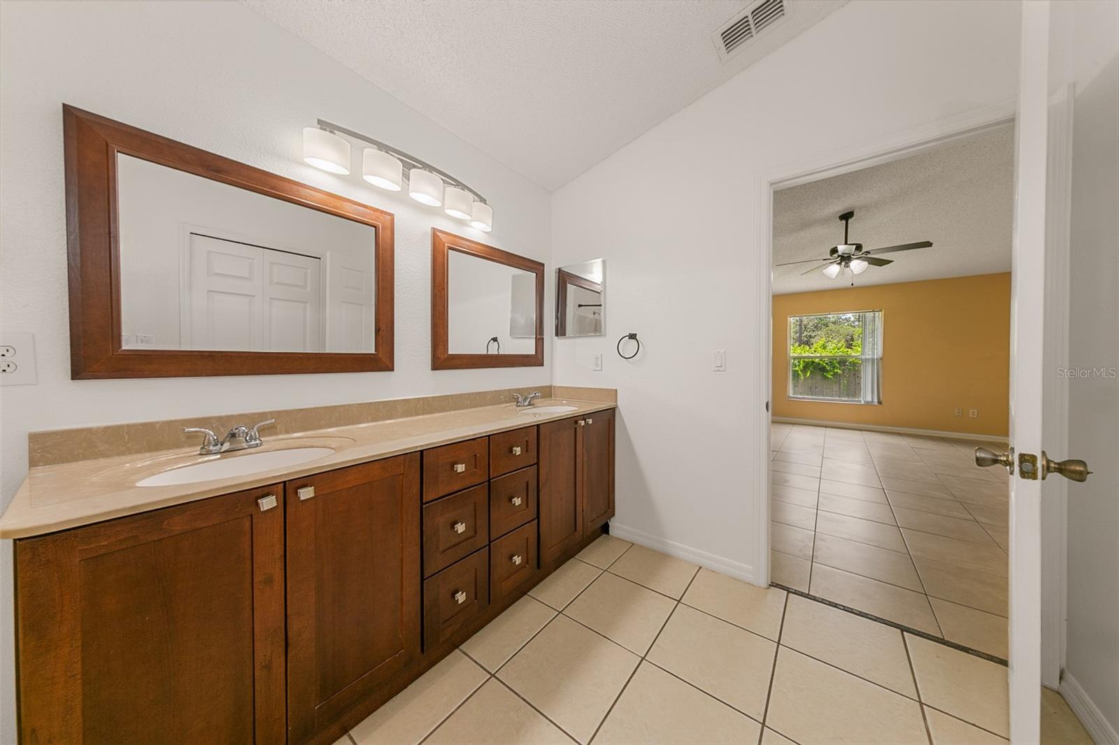Image 19 of 53 For 13802 Riverpath Grove Dr
