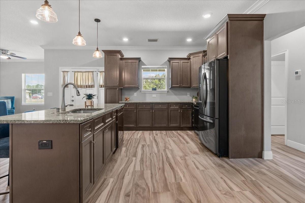 Image 17 of 51 For 18704 Northcliff Street