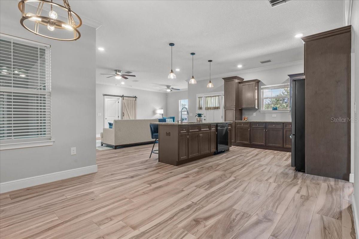 Image 19 of 51 For 18704 Northcliff Street