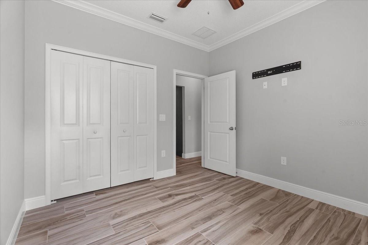 Image 27 of 51 For 18704 Northcliff Street