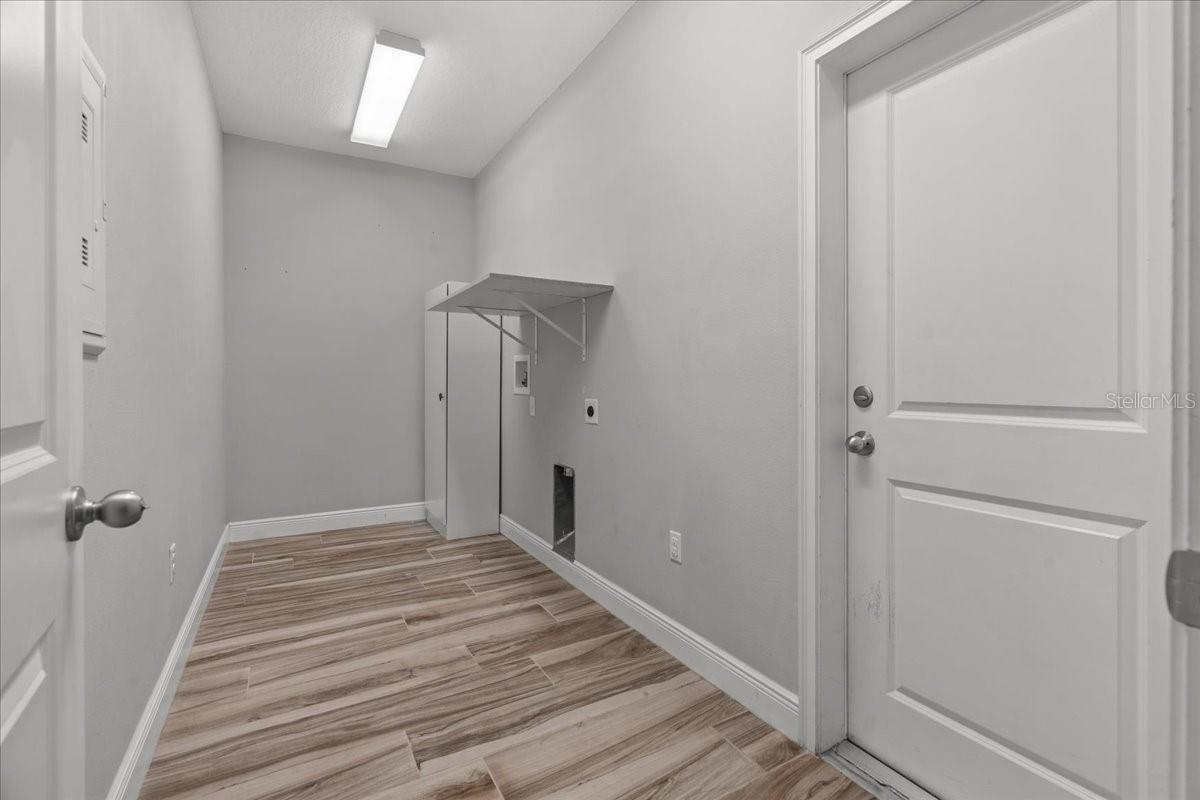 Image 31 of 51 For 18704 Northcliff Street