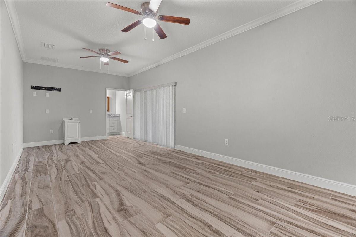 Image 32 of 51 For 18704 Northcliff Street