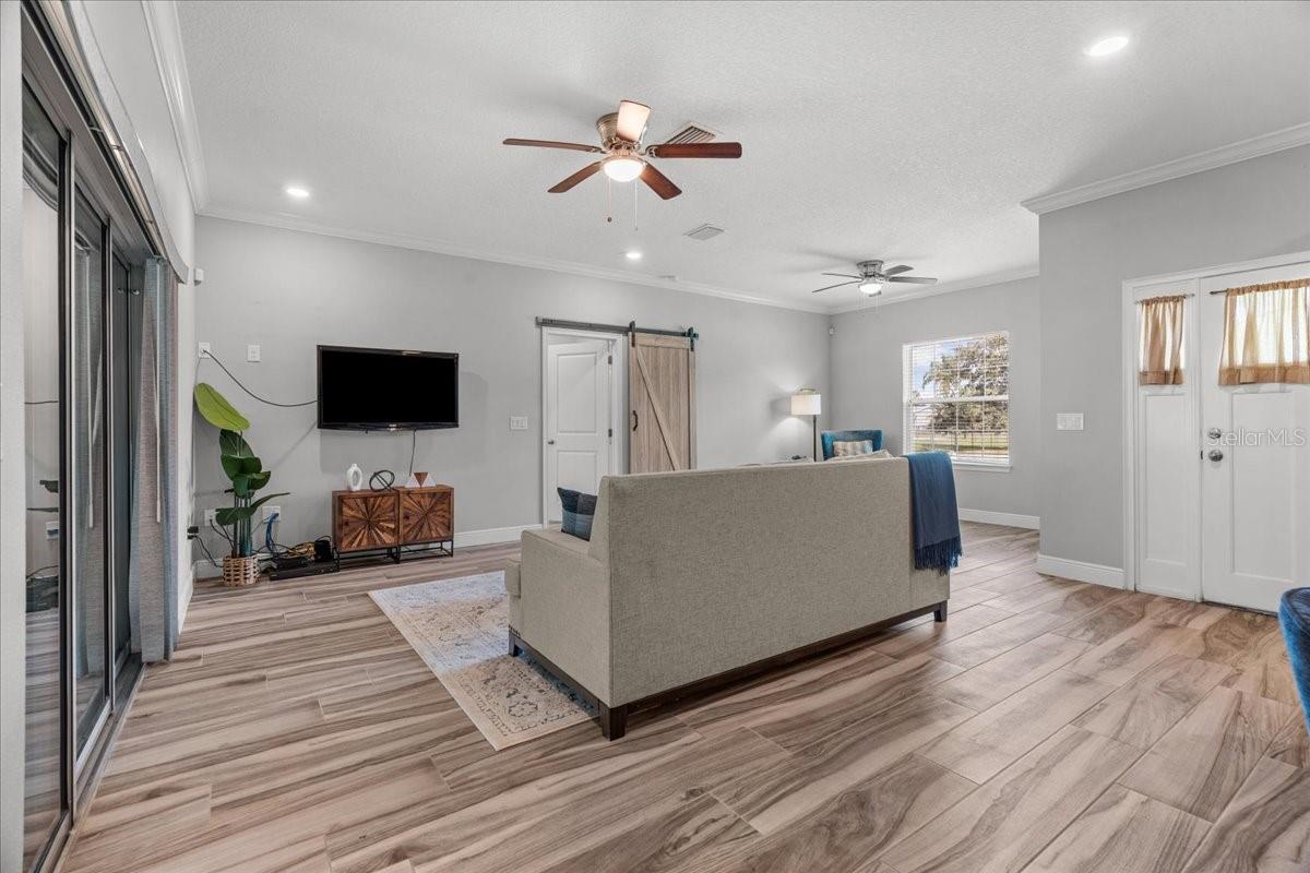 Image 9 of 51 For 18704 Northcliff Street