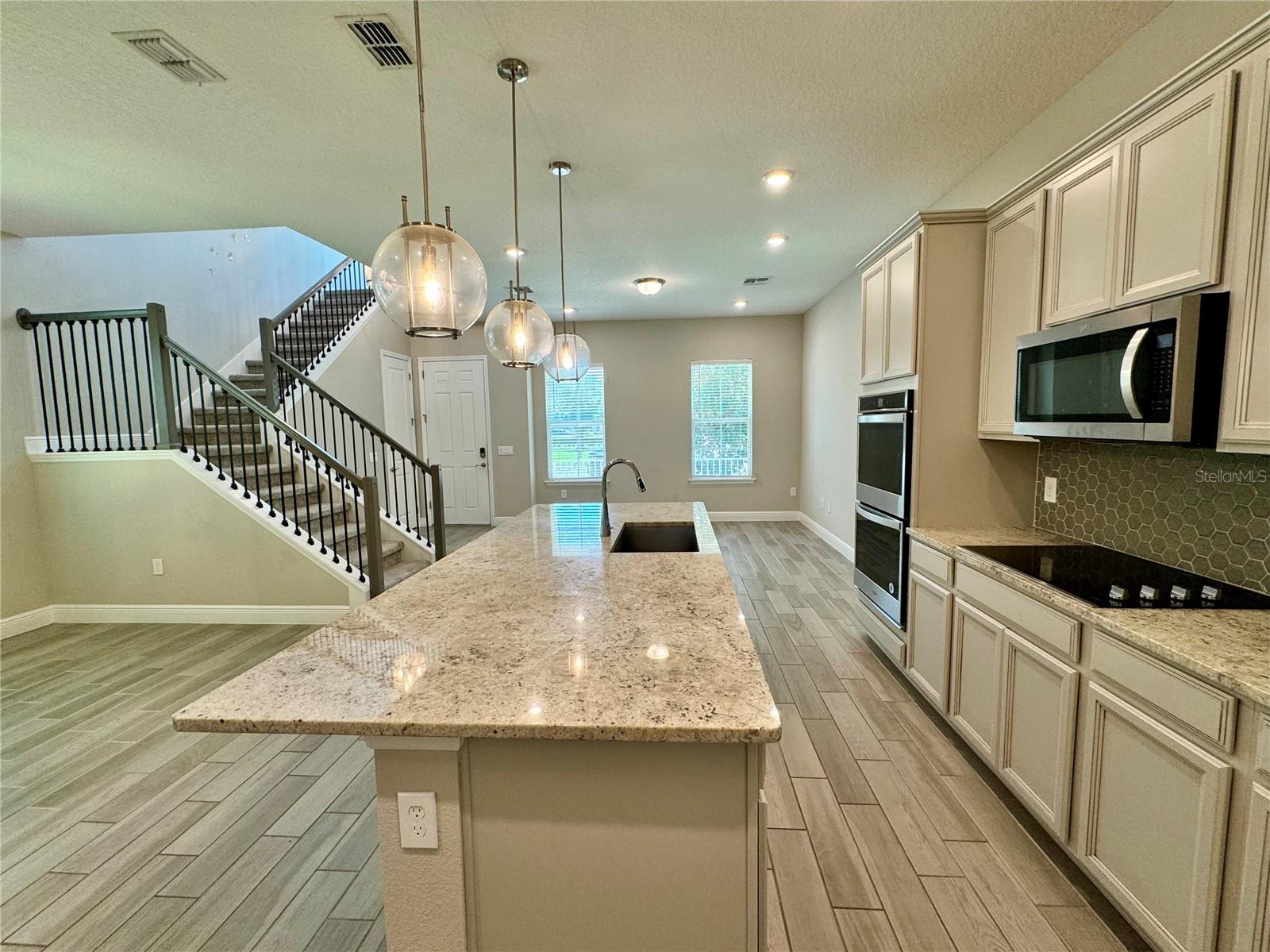 Listing photo id 3 for 10301 Austrina Oak Loop