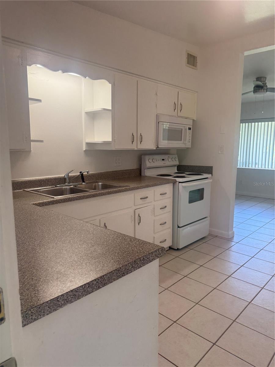 Image 4 of 12 For 8 Evans Street 8