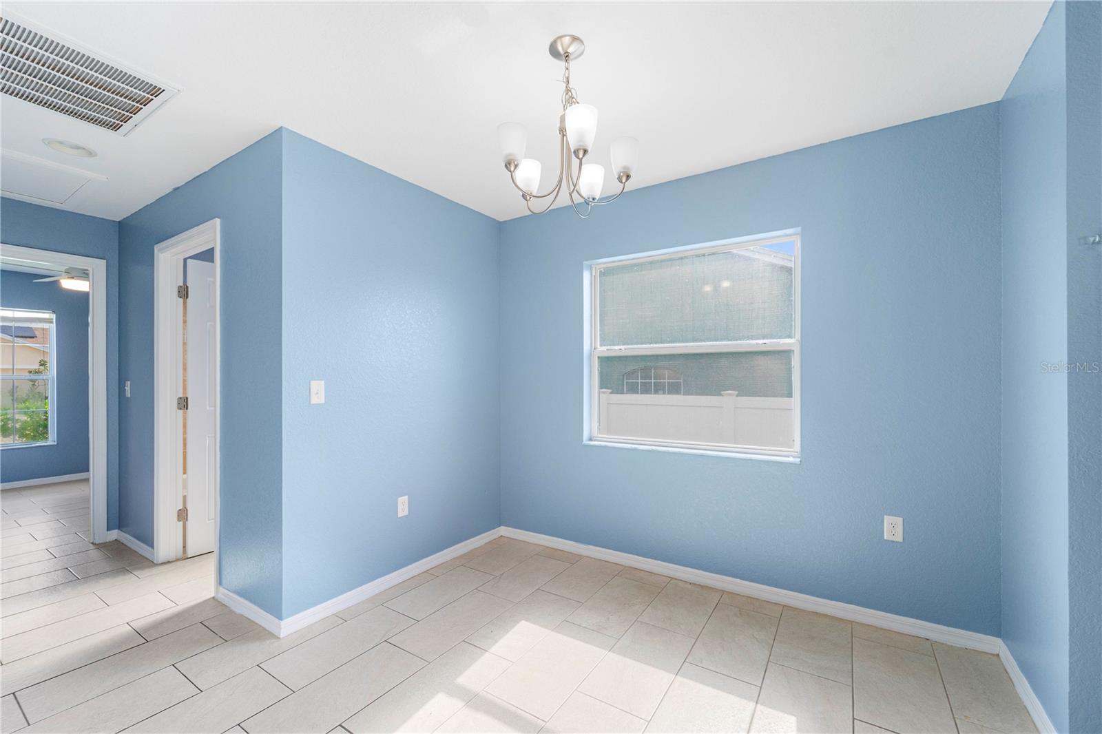 Image 17 of 36 For 947 Highland Meadows Street