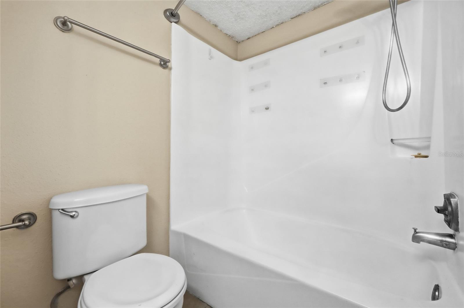 Image 16 of 18 For 122 Water Front Way 370