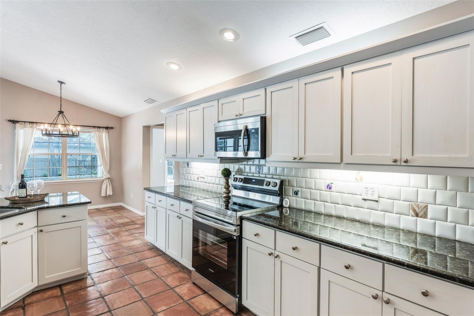 Image 10 of 51 For 260 Shady Oaks Circle
