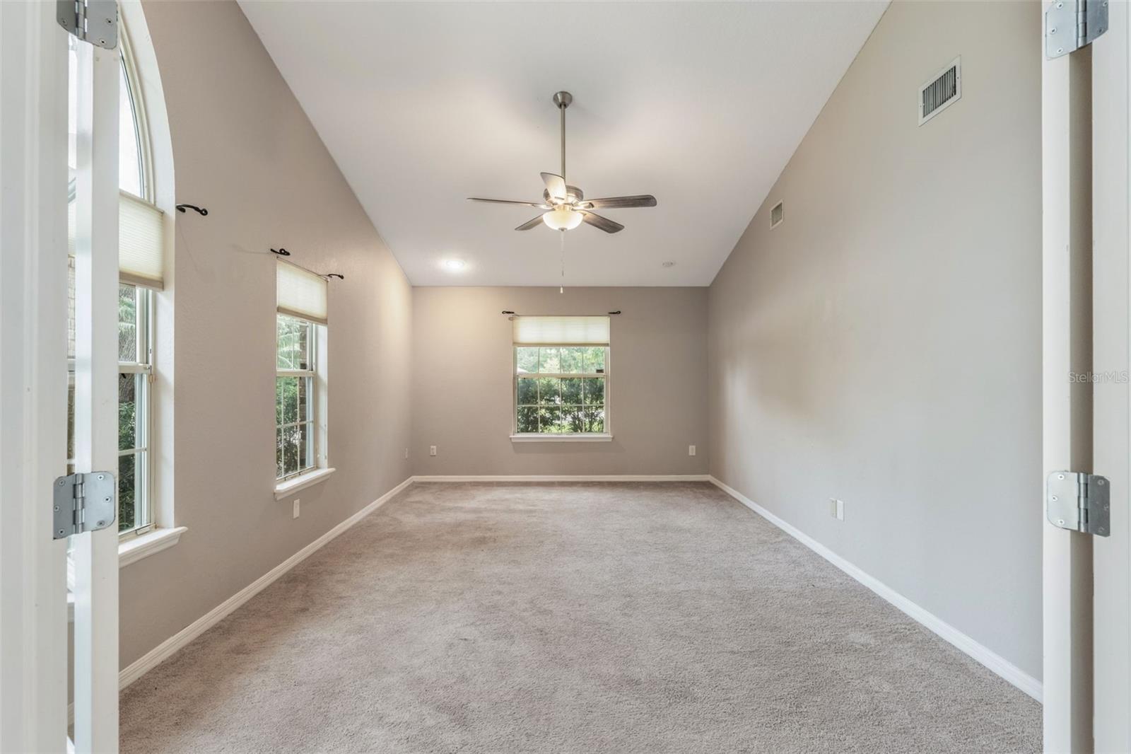 Image 14 of 51 For 260 Shady Oaks Circle