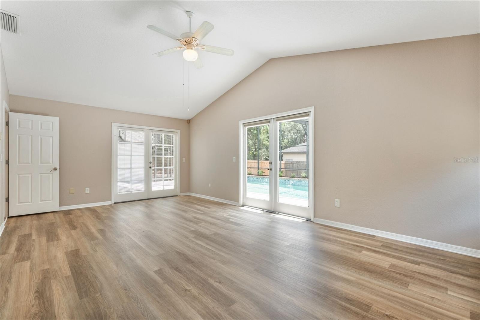 Image 15 of 51 For 260 Shady Oaks Circle