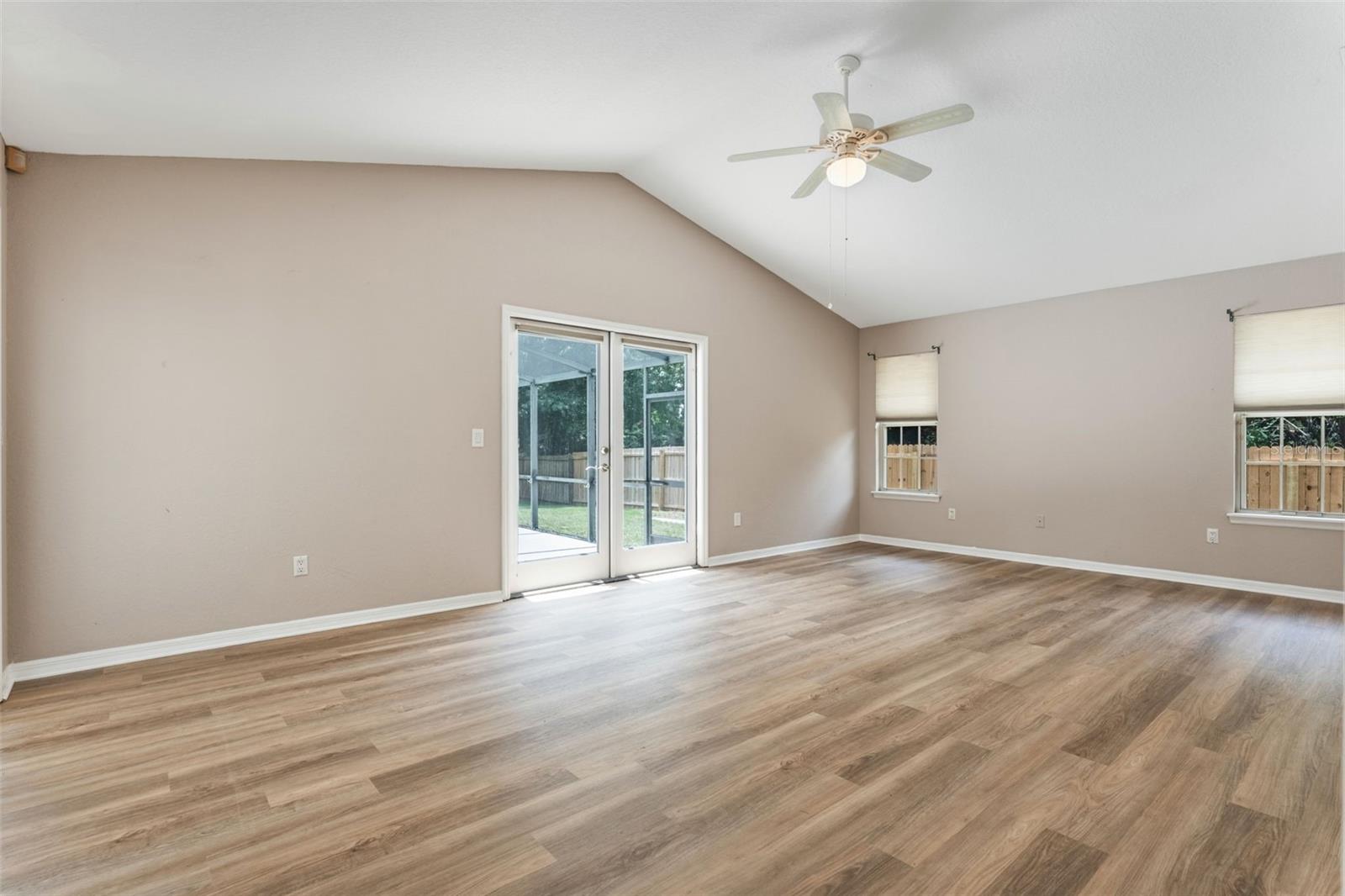Image 16 of 51 For 260 Shady Oaks Circle