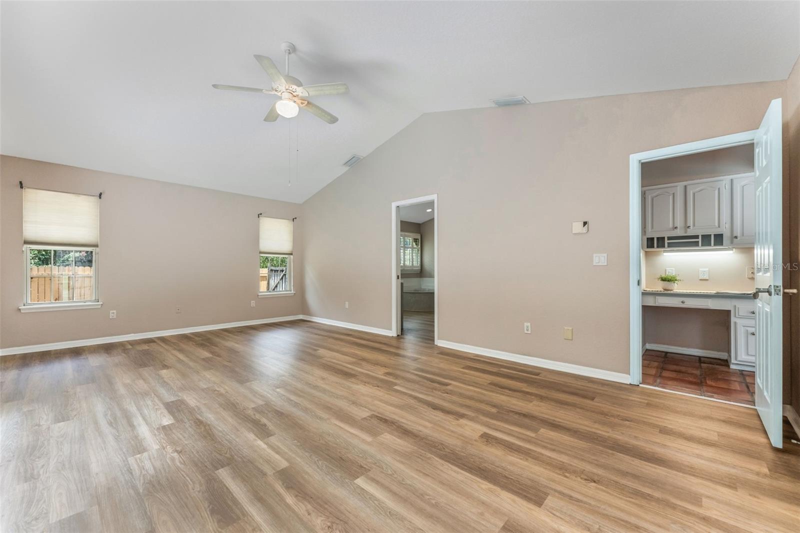 Image 17 of 51 For 260 Shady Oaks Circle