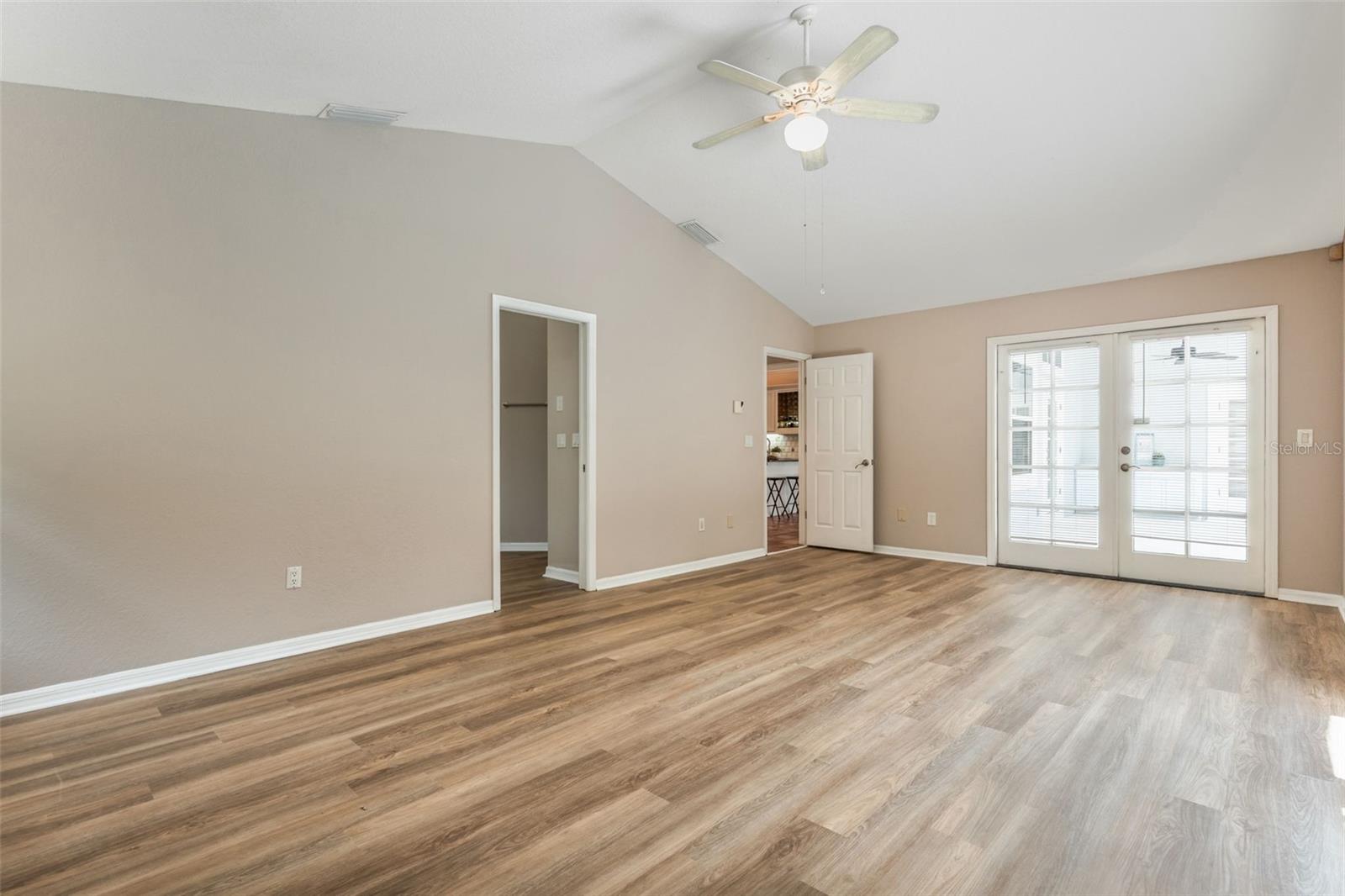 Image 18 of 51 For 260 Shady Oaks Circle