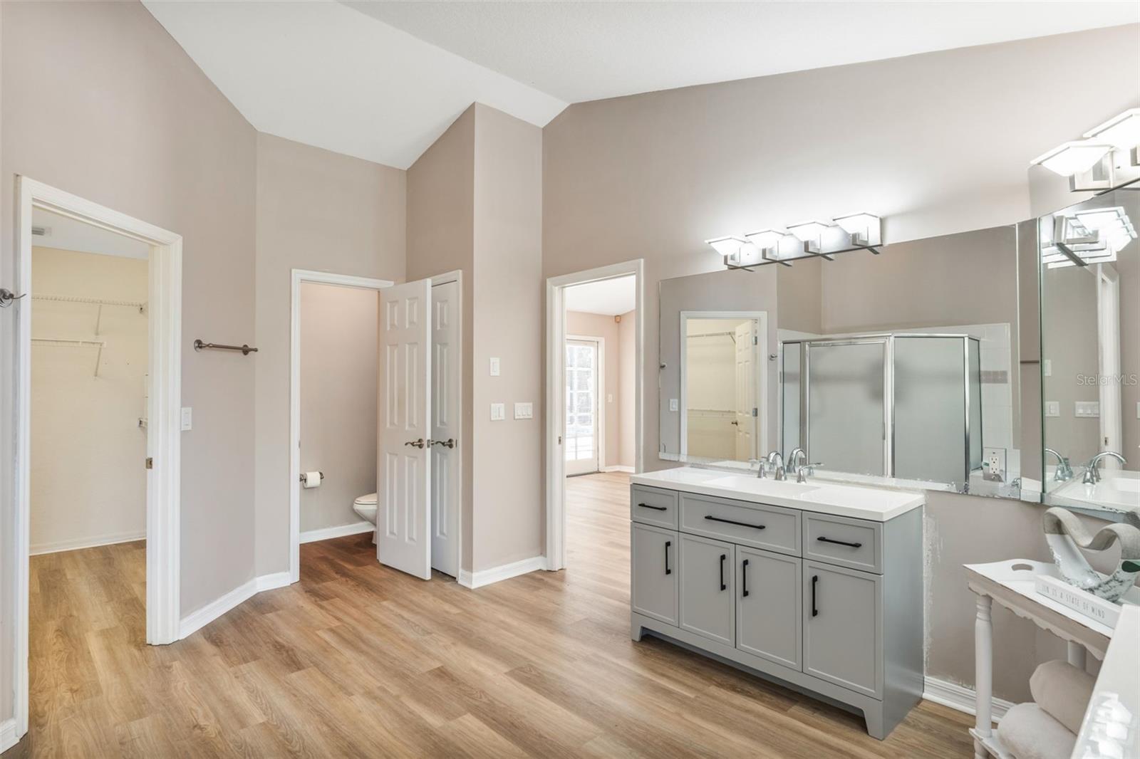 Image 21 of 51 For 260 Shady Oaks Circle