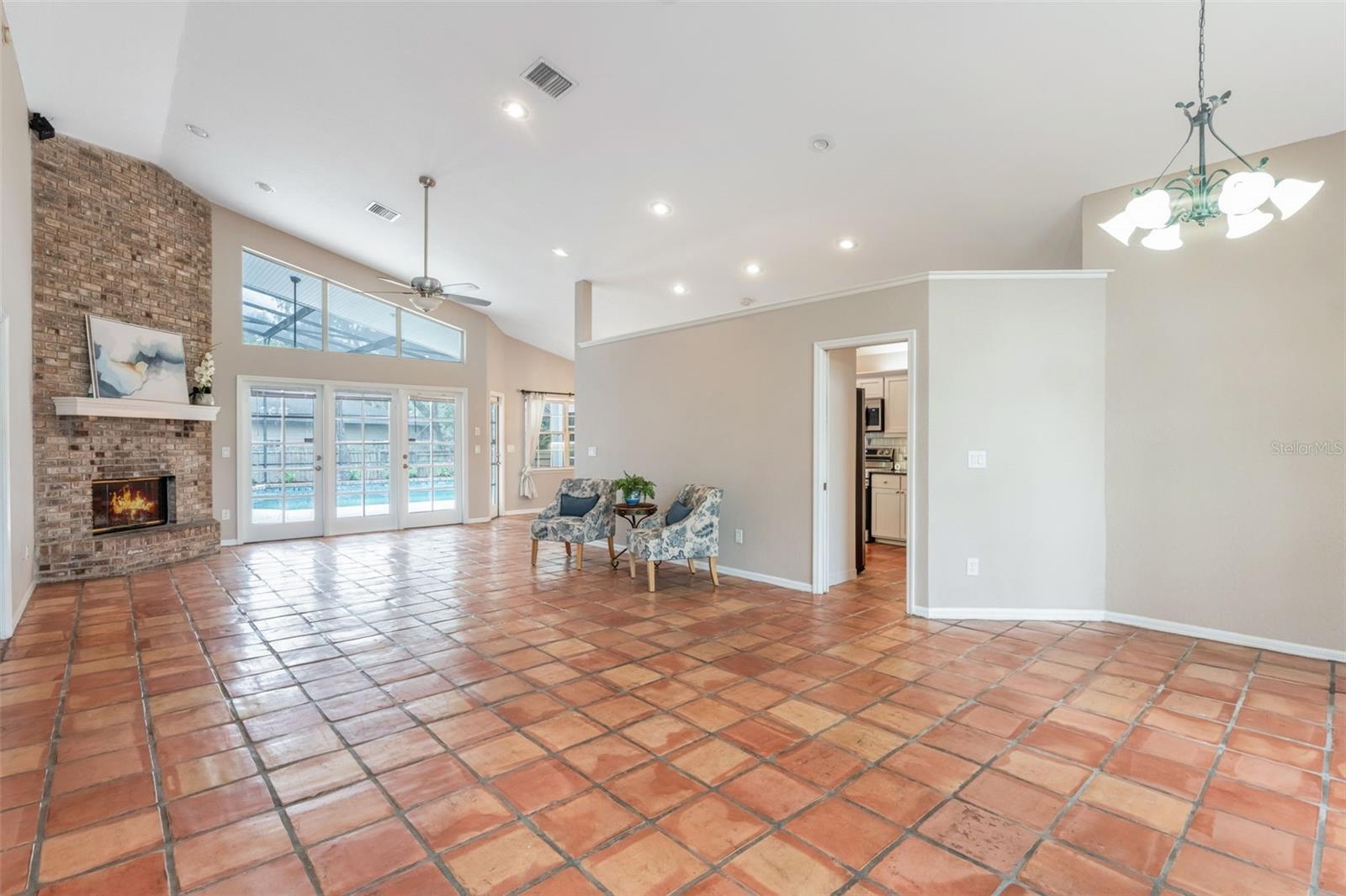 Image 4 of 51 For 260 Shady Oaks Circle