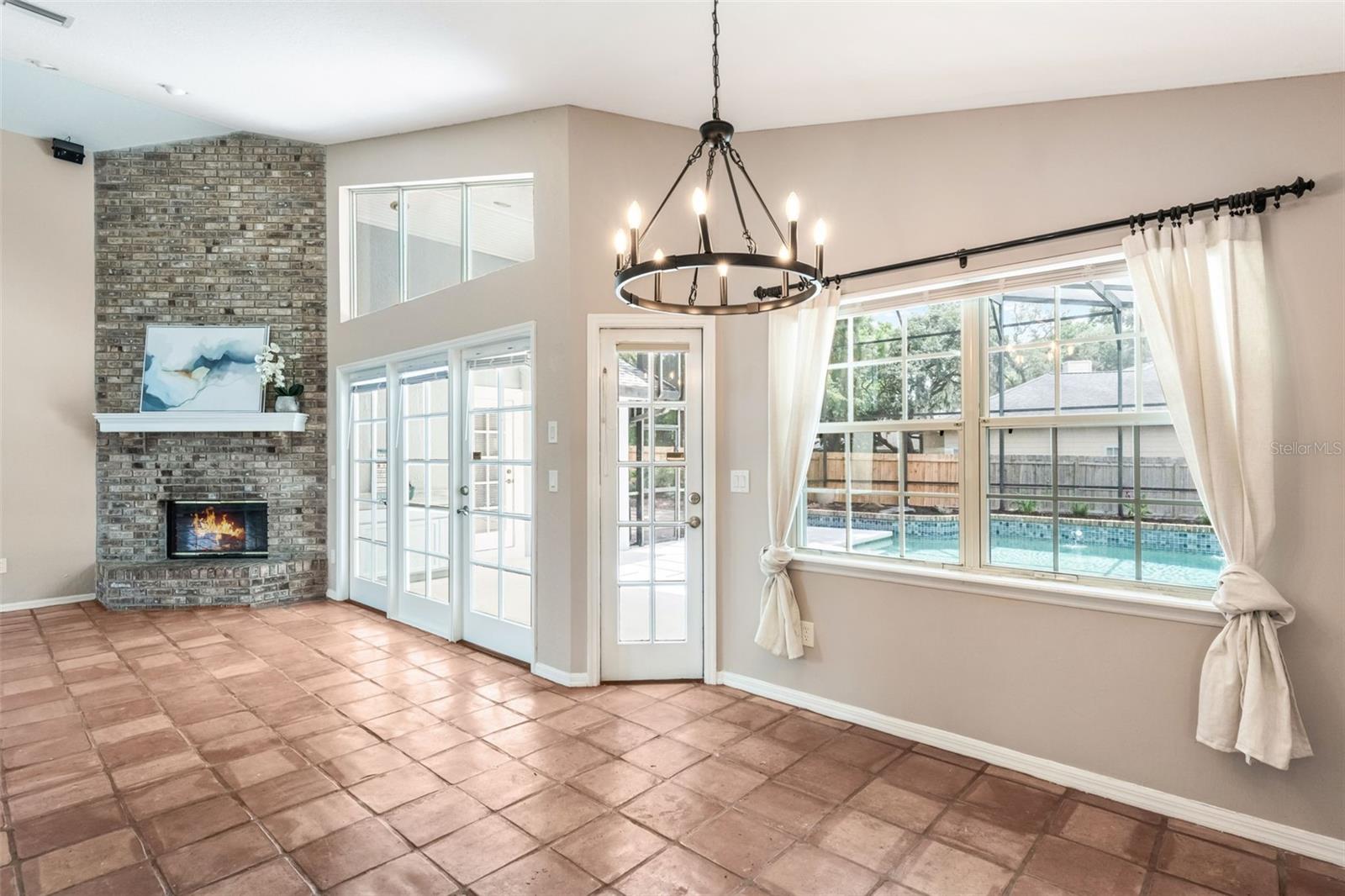 Image 5 of 51 For 260 Shady Oaks Circle