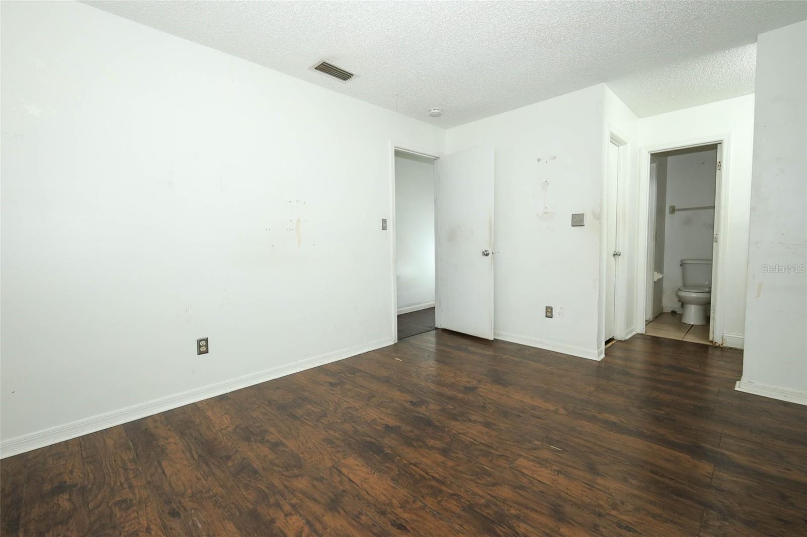 Image 16 of 23 For 913-915 Monroe Court