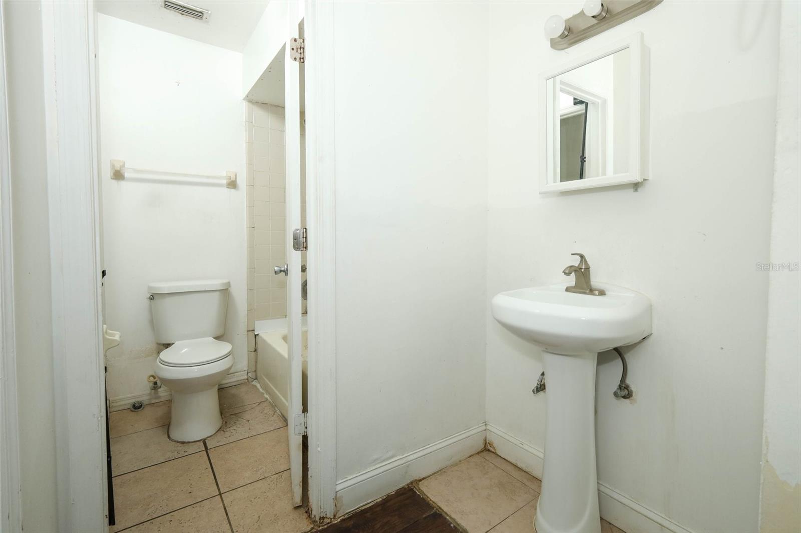Image 18 of 23 For 913-915 Monroe Court