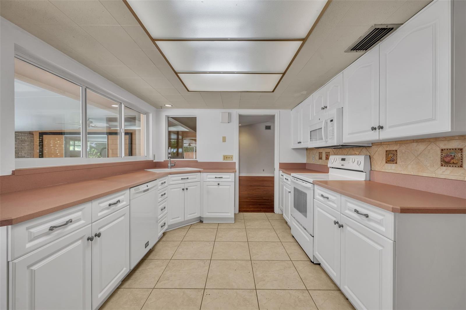 Image 11 of 39 For 618 Blairshire Circle