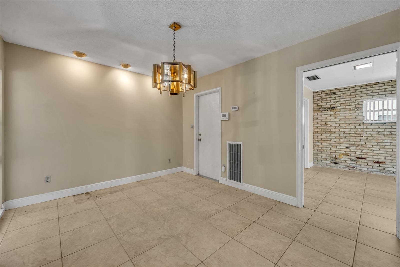 Image 16 of 39 For 618 Blairshire Circle