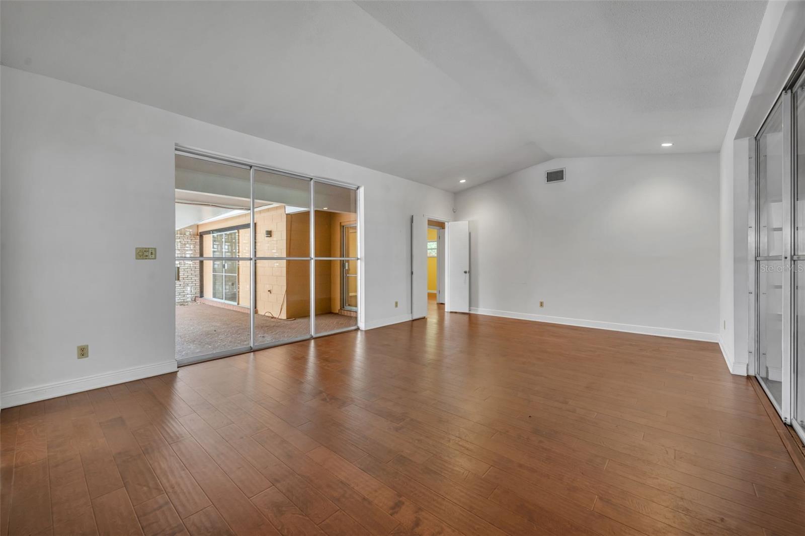 Image 6 of 39 For 618 Blairshire Circle