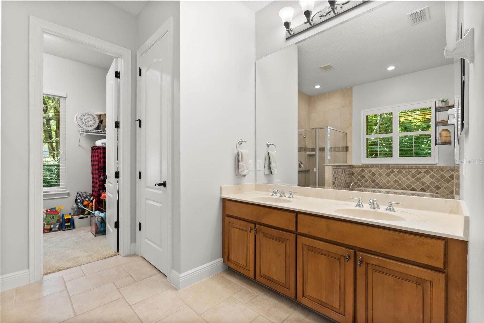 Image 23 of 48 For 527 Blue Water Edge Drive