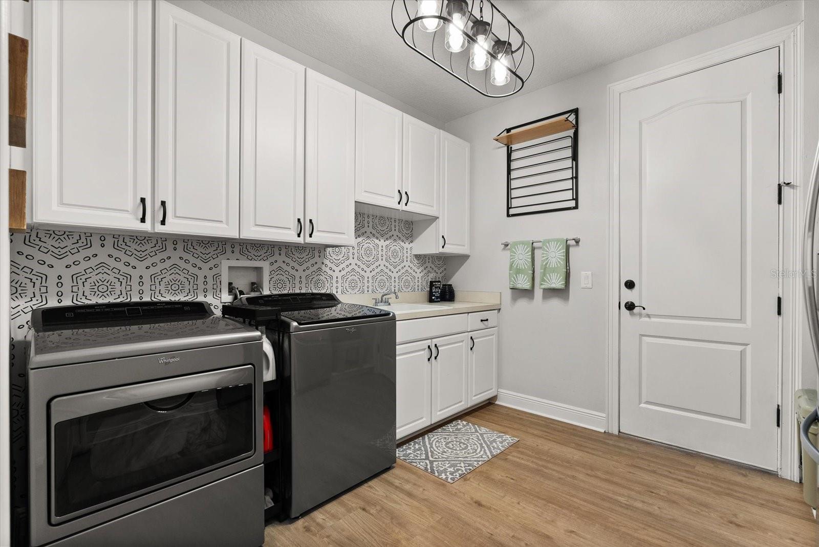 Image 26 of 48 For 527 Blue Water Edge Drive