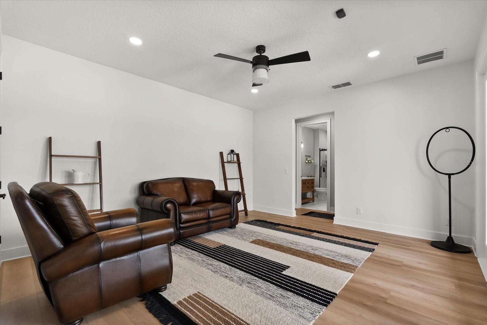 Image 33 of 48 For 527 Blue Water Edge Drive