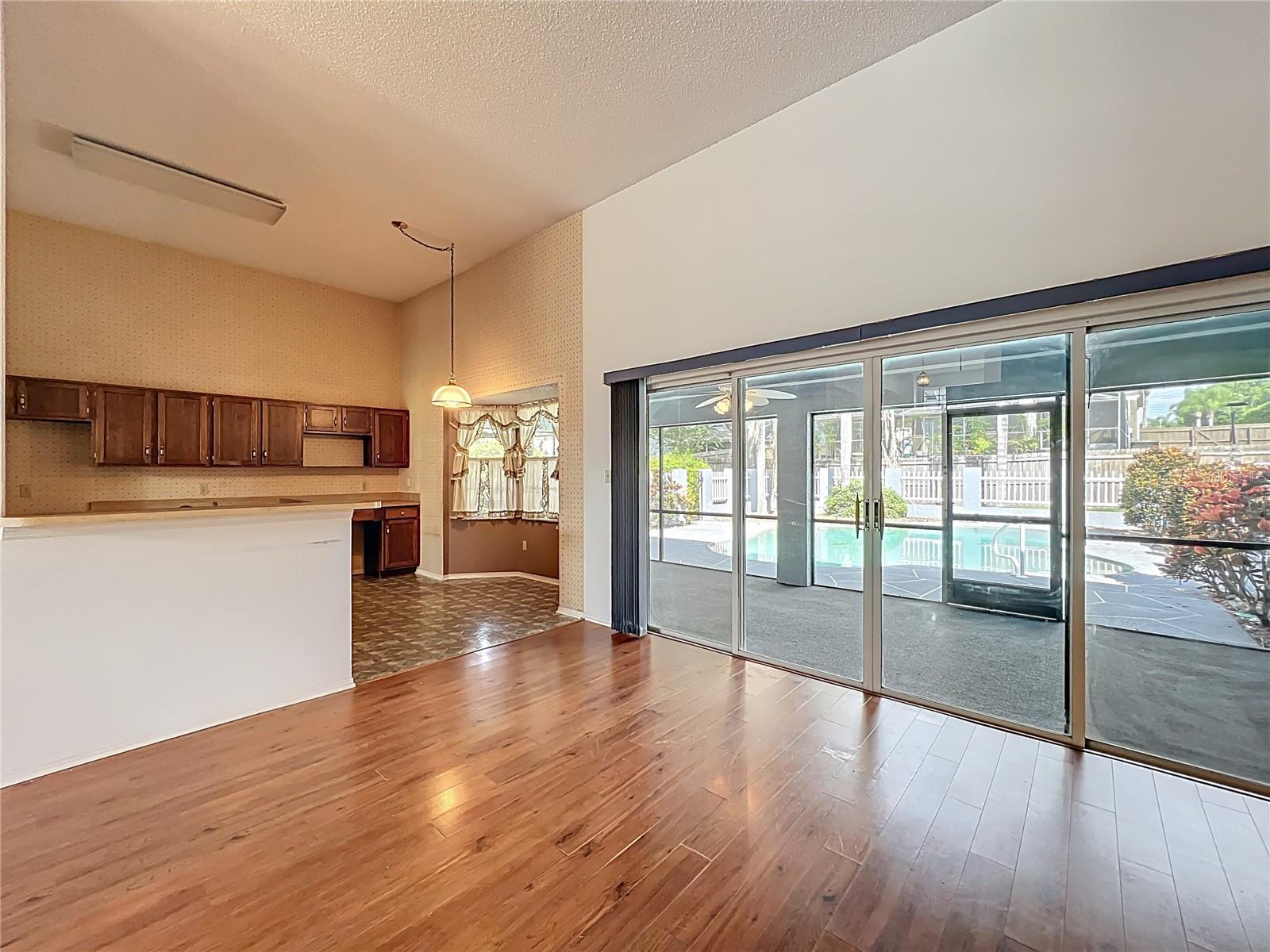 Image 11 of 41 For 306 Country View Court