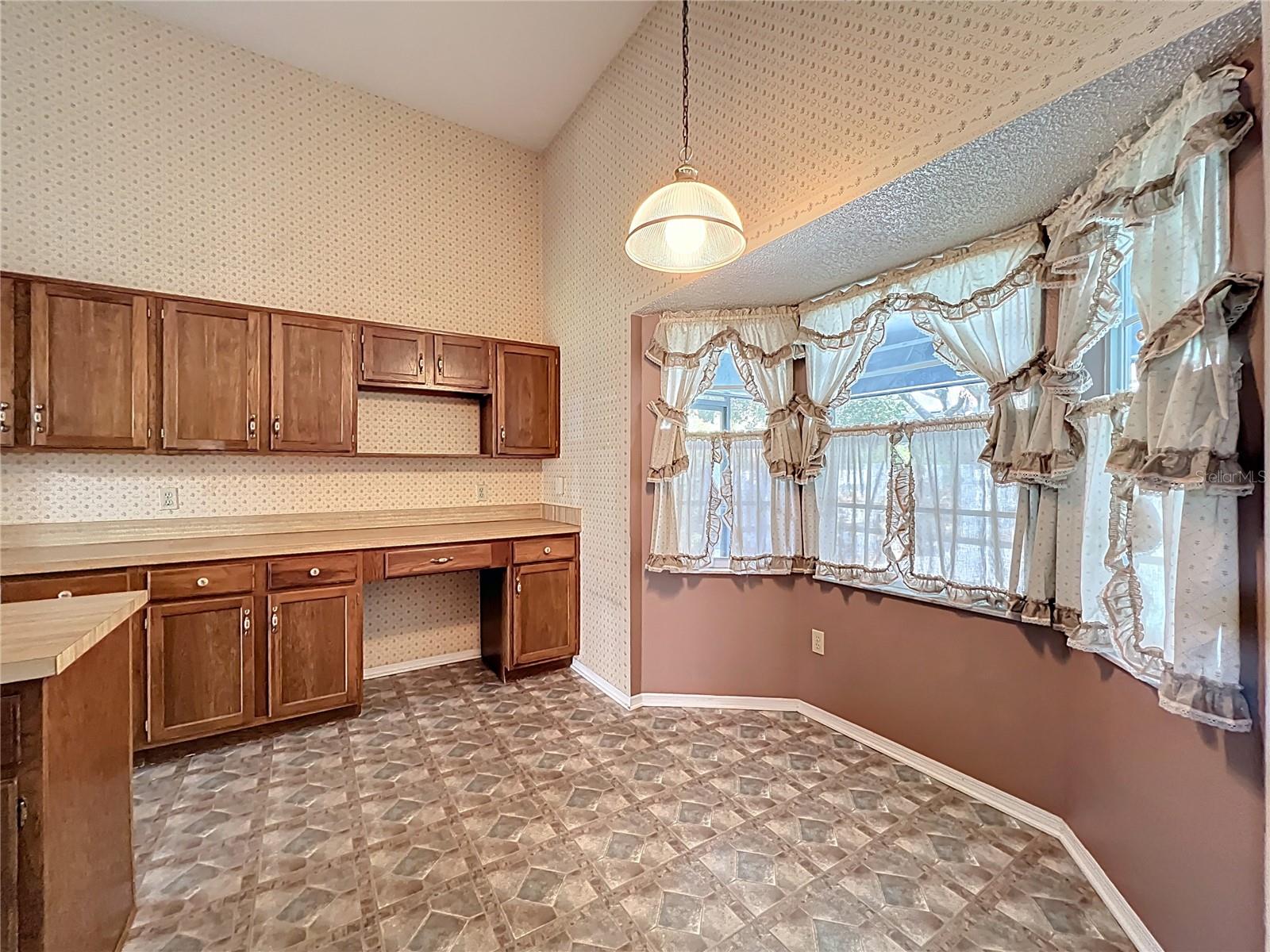 Image 14 of 41 For 306 Country View Court