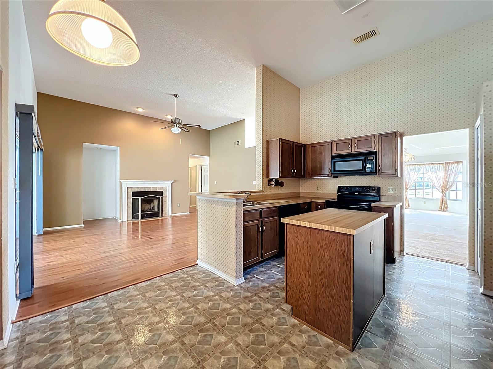 Image 15 of 41 For 306 Country View Court
