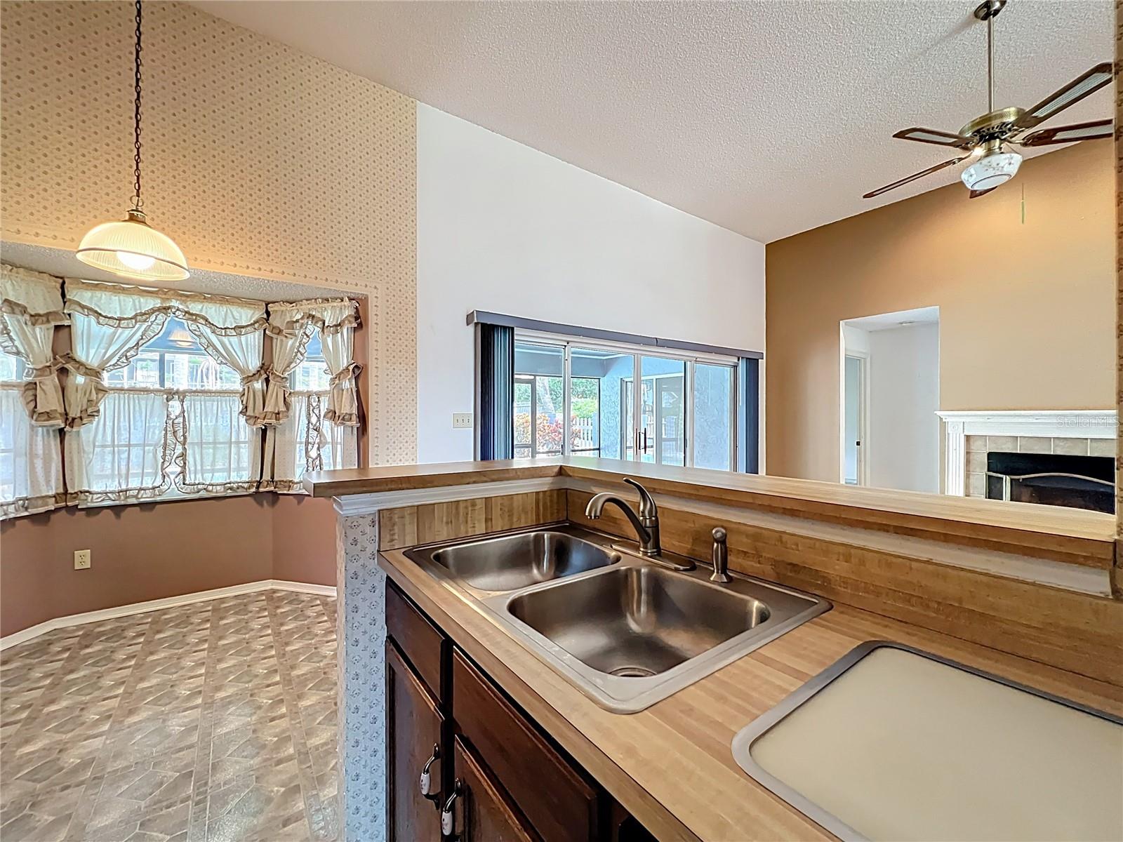 Image 17 of 41 For 306 Country View Court